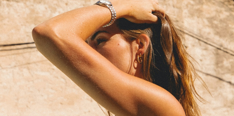 Dame mit gebräunter Haut in der Sonne